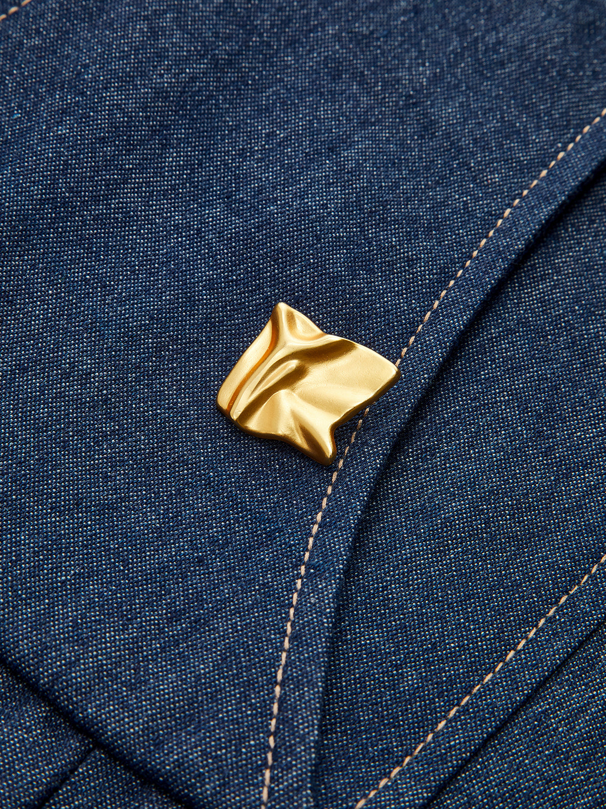 Ärmelloses Jeanskleid mit Falten und Metalldetails