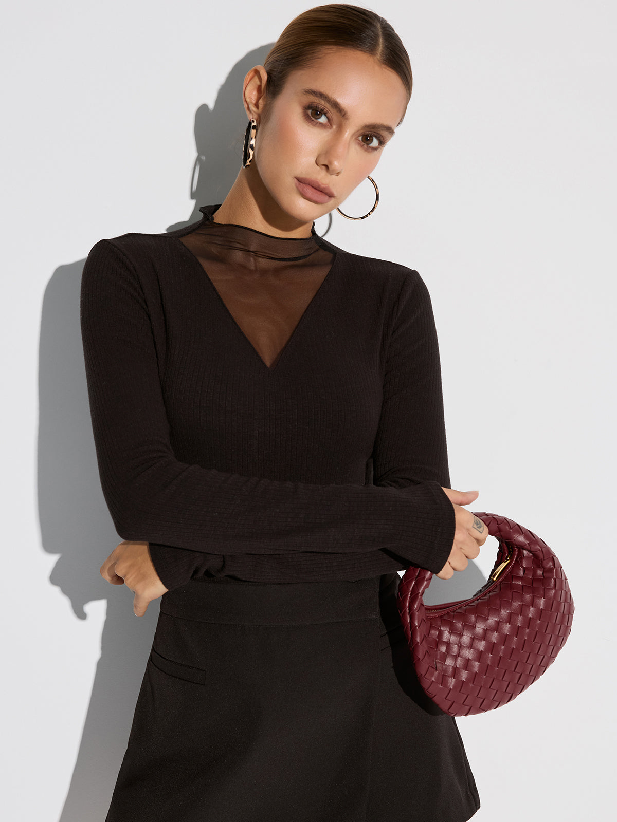 Gerippte Bluse mit transparenter Mesh-Halslinie