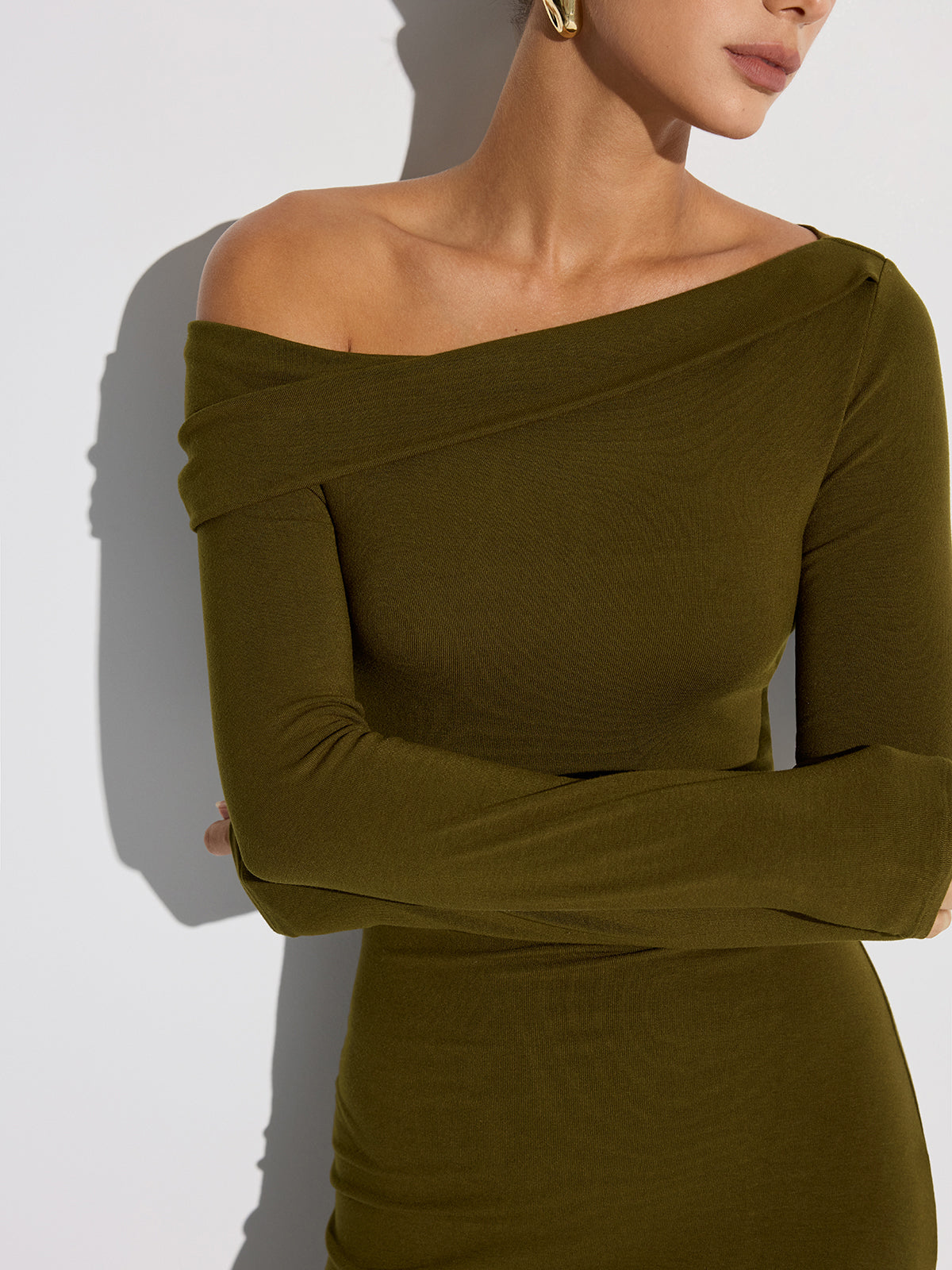 Schulterfreies Maxikleid mit langen Ärmeln