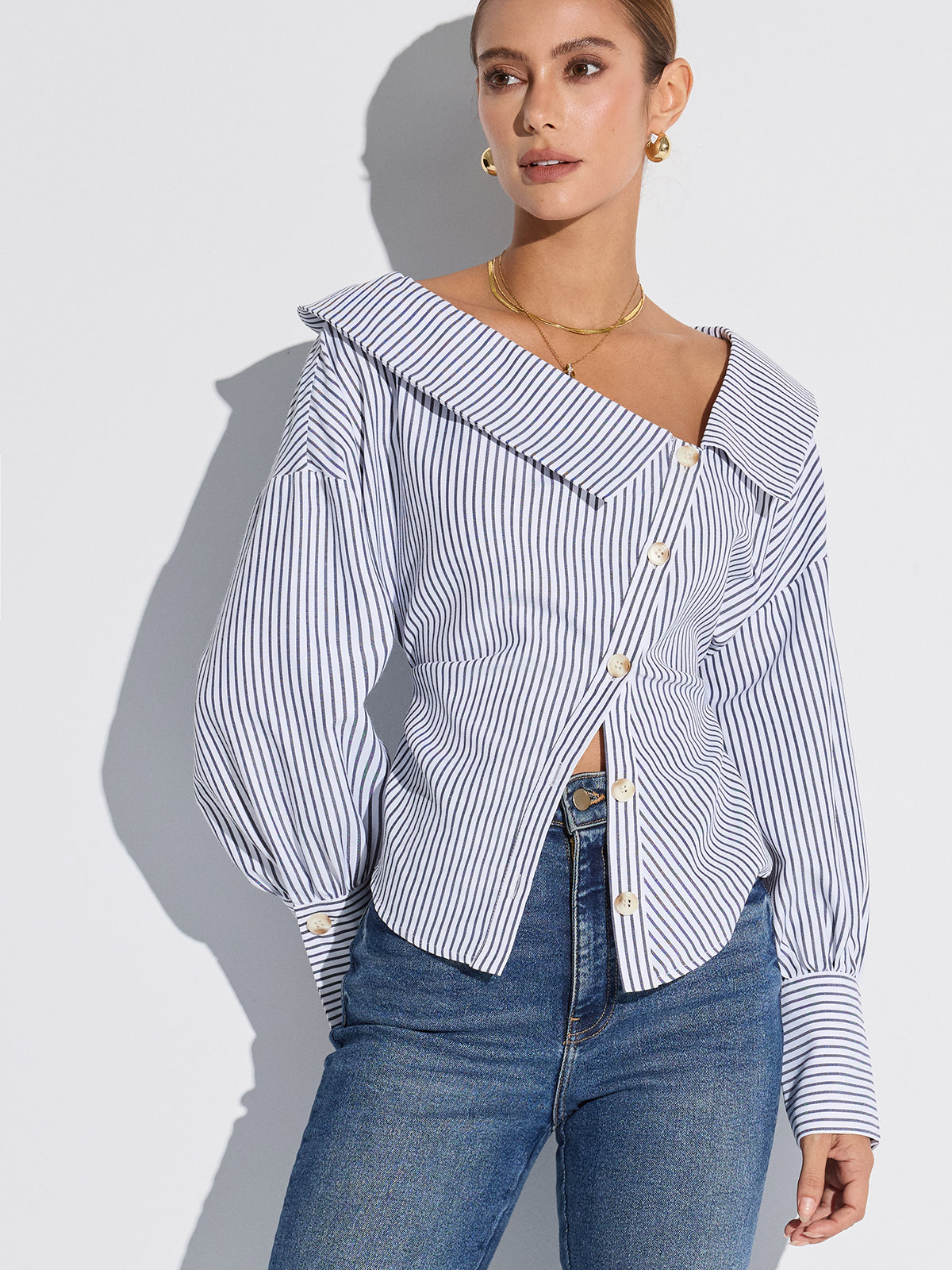 Chemise boutonnée à rayures et patte de boutonnage asymétrique