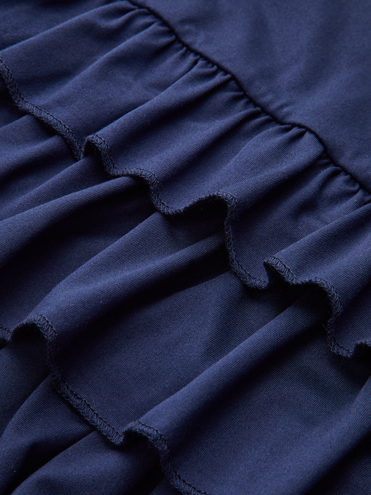 Langärmeliges Kleid mit geraffter Taille und Lagenrüschen