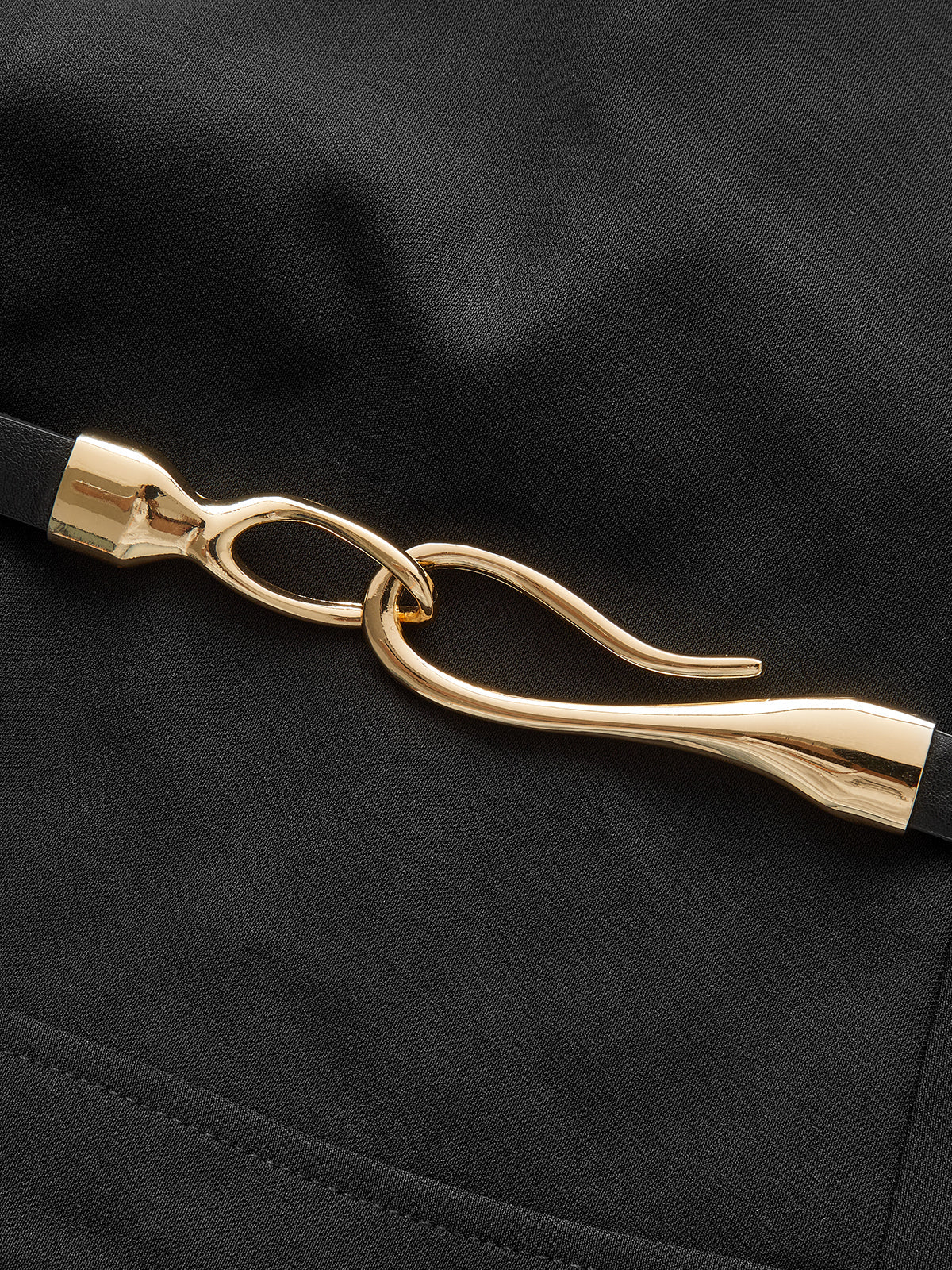 Robe mini plissée sans manches à encolure en V et ceinture