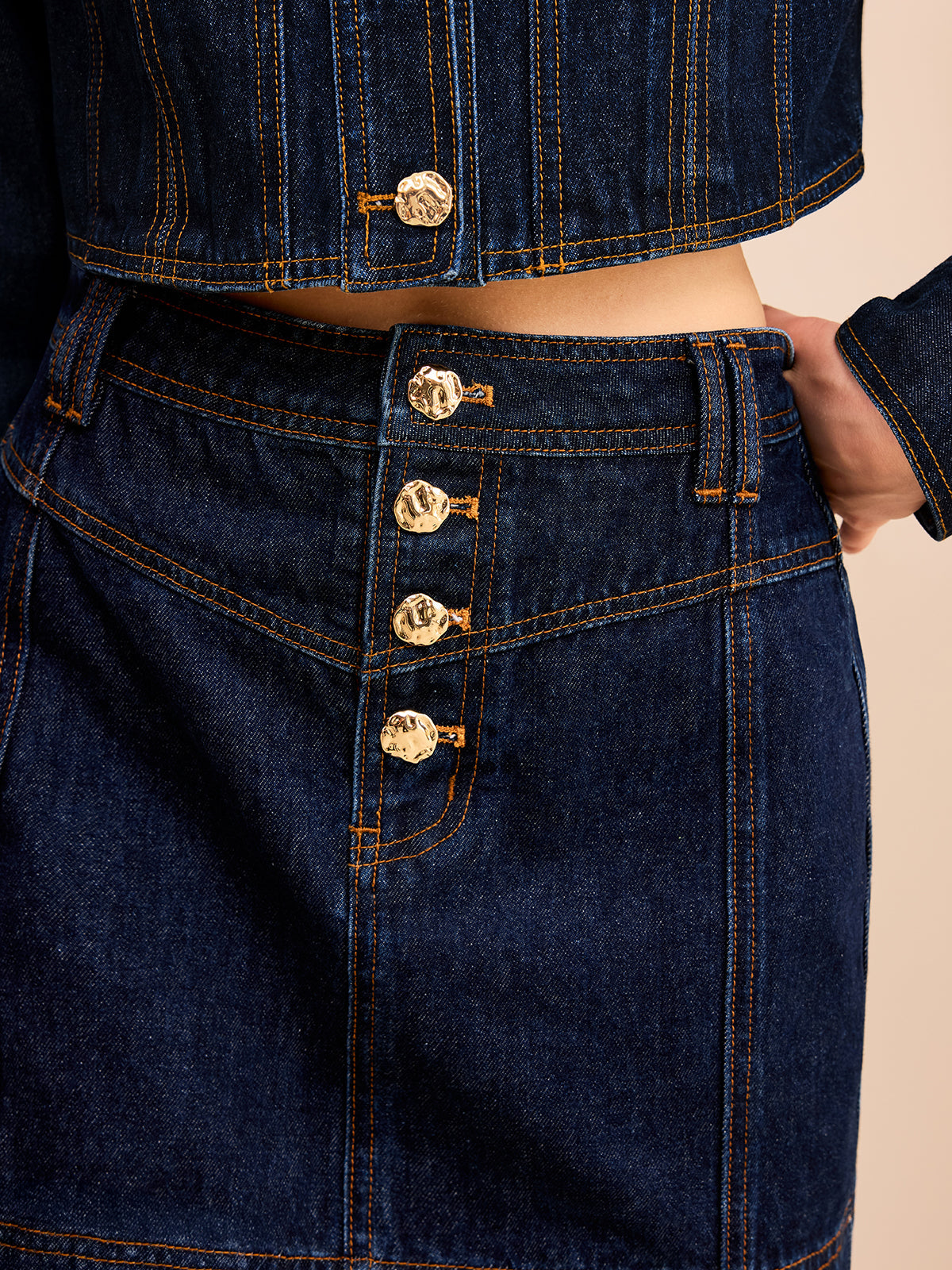 Mini-jupe en jean à boutons métalliques