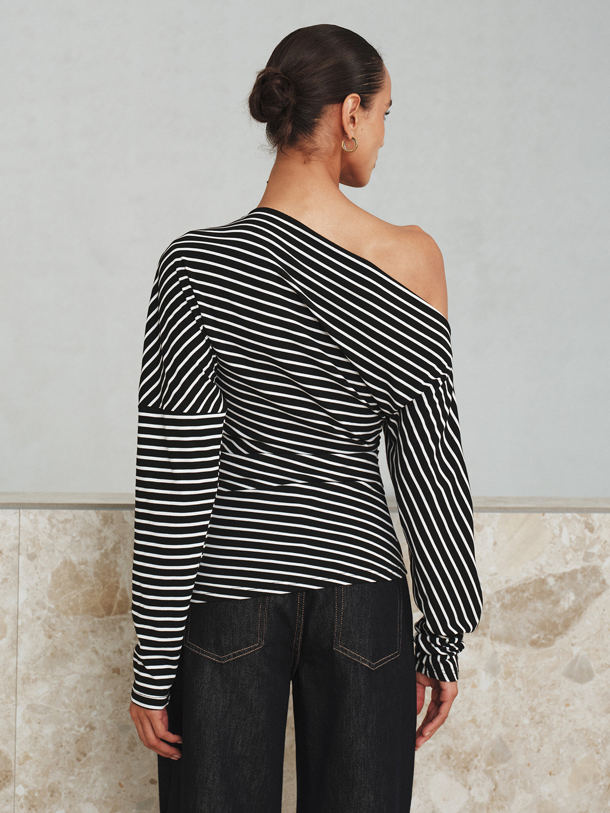 T-shirt asymétrique rayé à une épaule