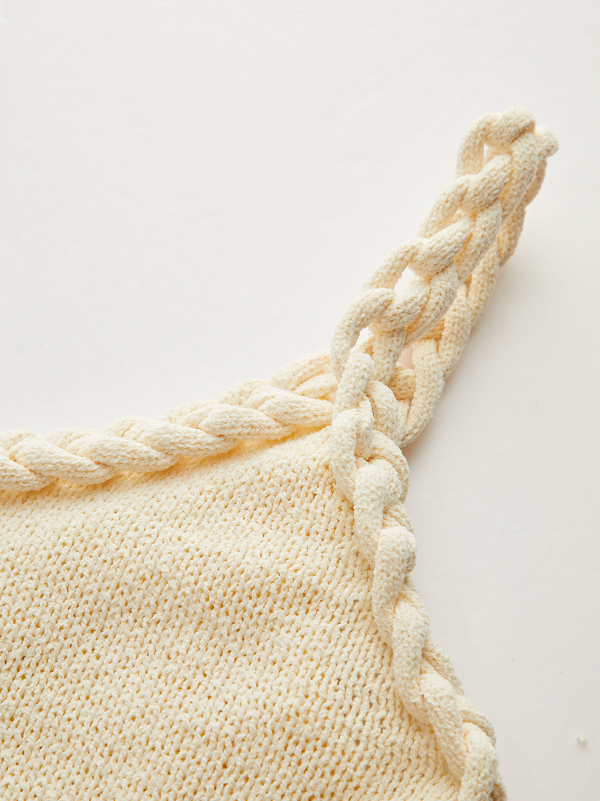 Robe pull à ourlet effiloché et bride en corde tressée