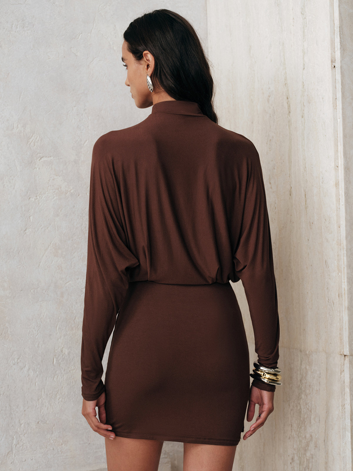 Hochgeschlossenes Mini-Kleid mit Fledermausärmeln und Drapierung