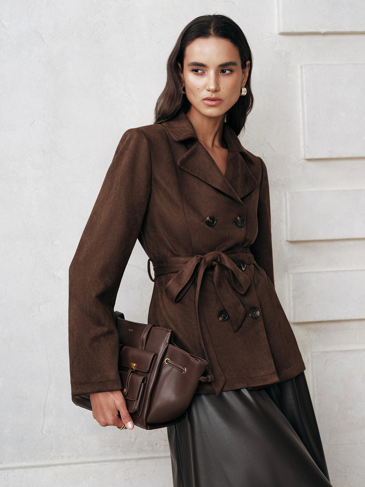 Doppelreihige Wildlederimitat-Jacke mit Gürtel