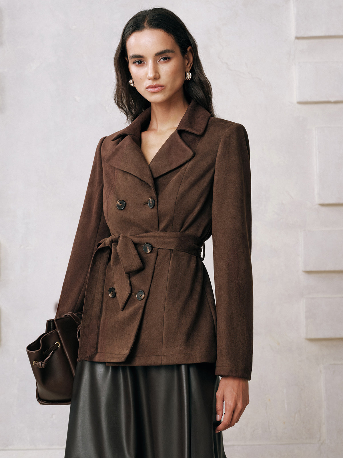 Doppelreihige Wildlederimitat-Jacke mit Gürtel