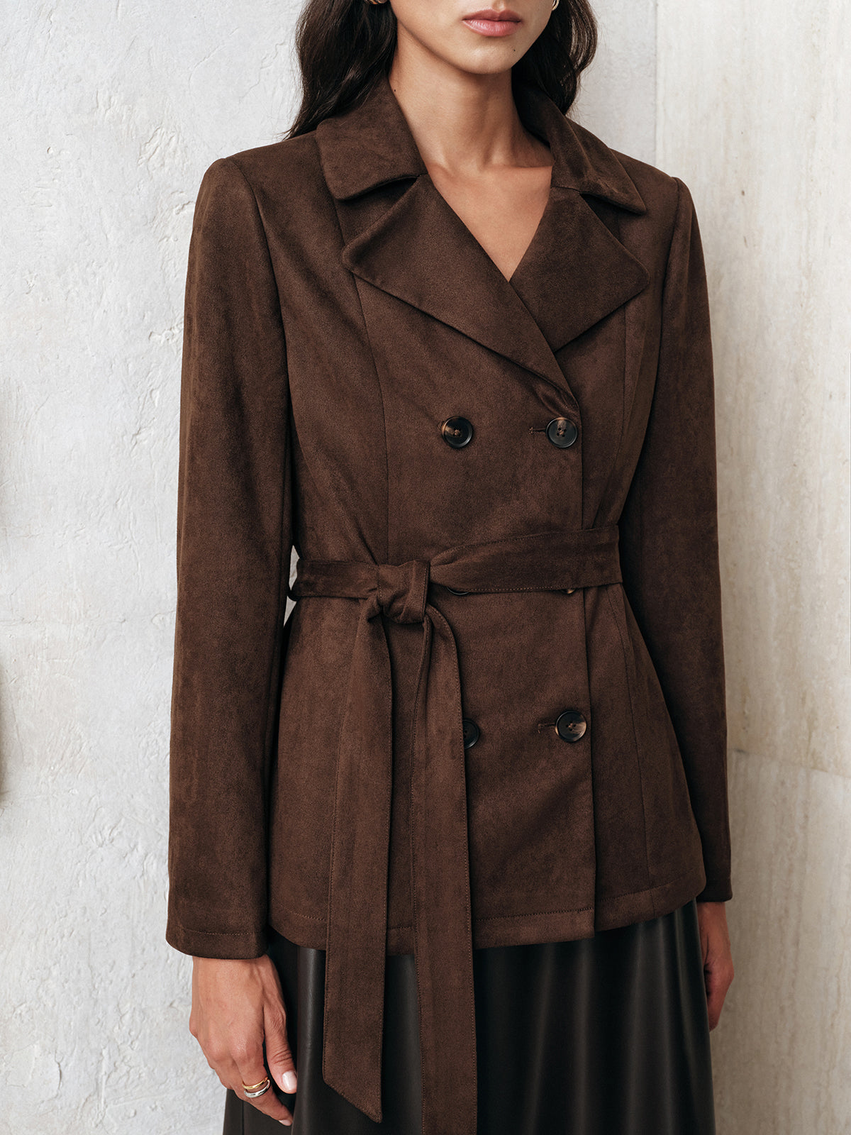 Doppelreihige Wildlederimitat-Jacke mit Gürtel