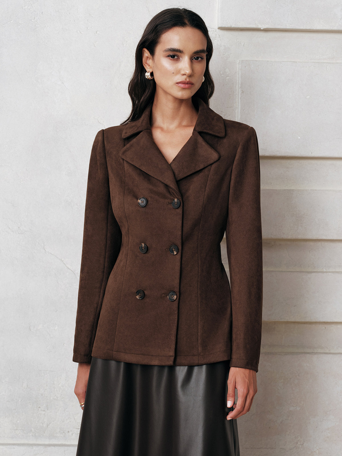 Doppelreihige Wildlederimitat-Jacke mit Gürtel