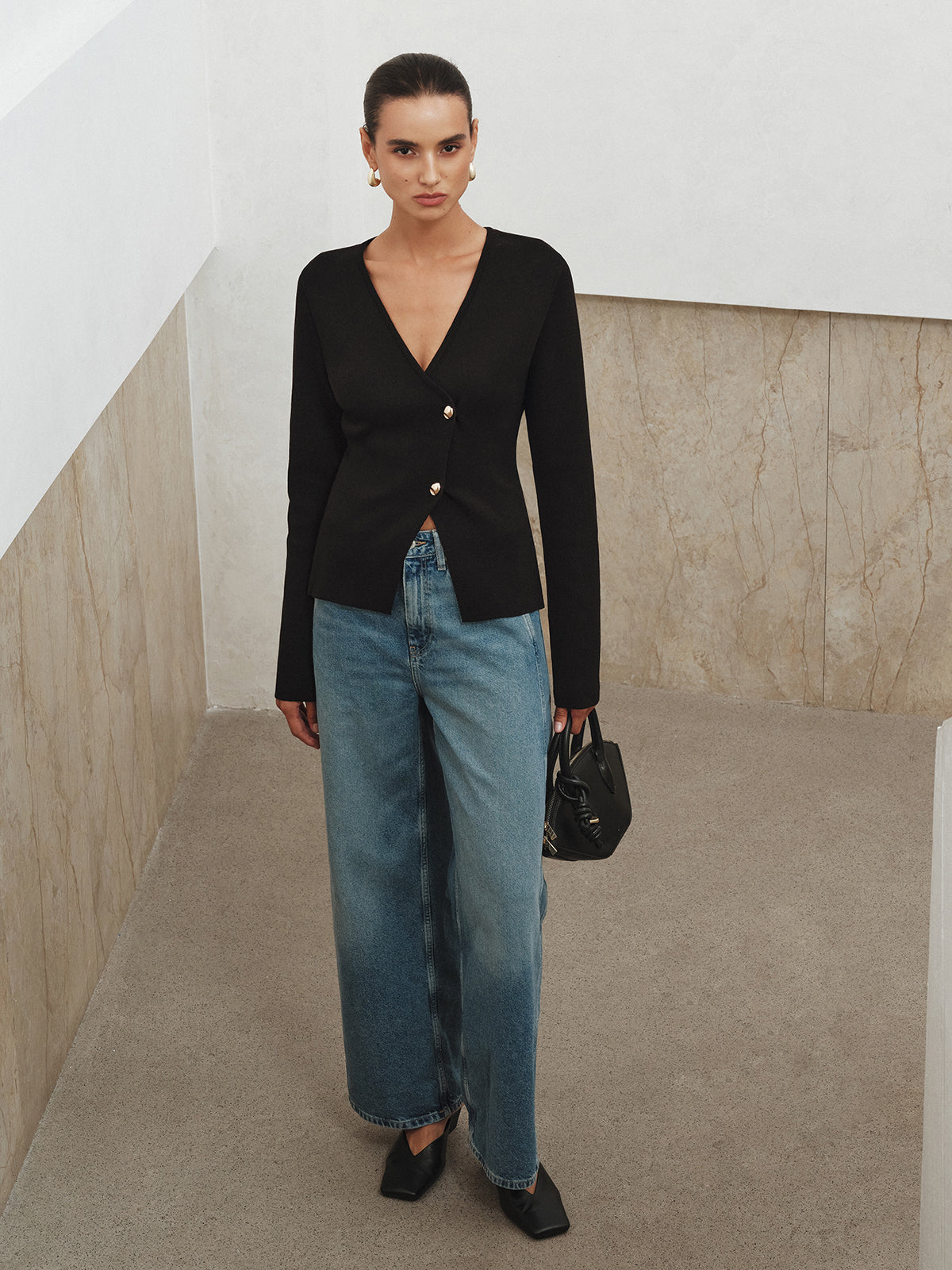 Asymmetrische Strickjacke mit Knopfleiste