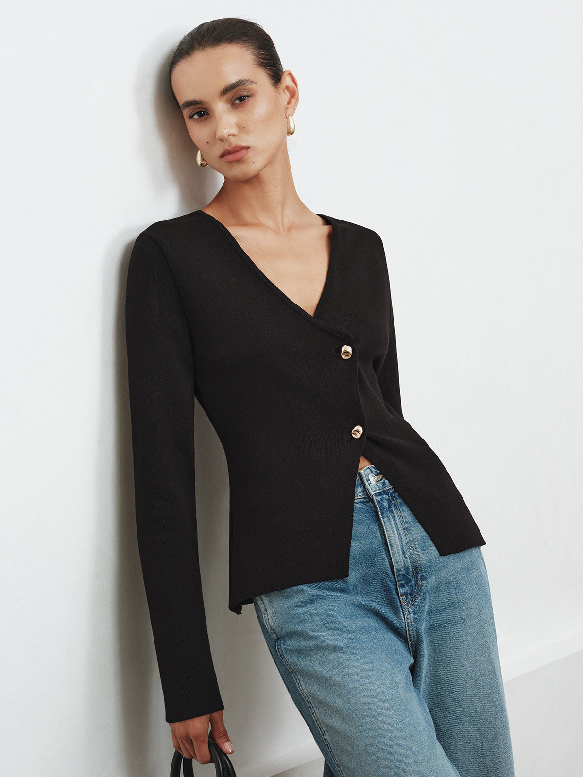 Asymmetrische Strickjacke mit Knopfleiste