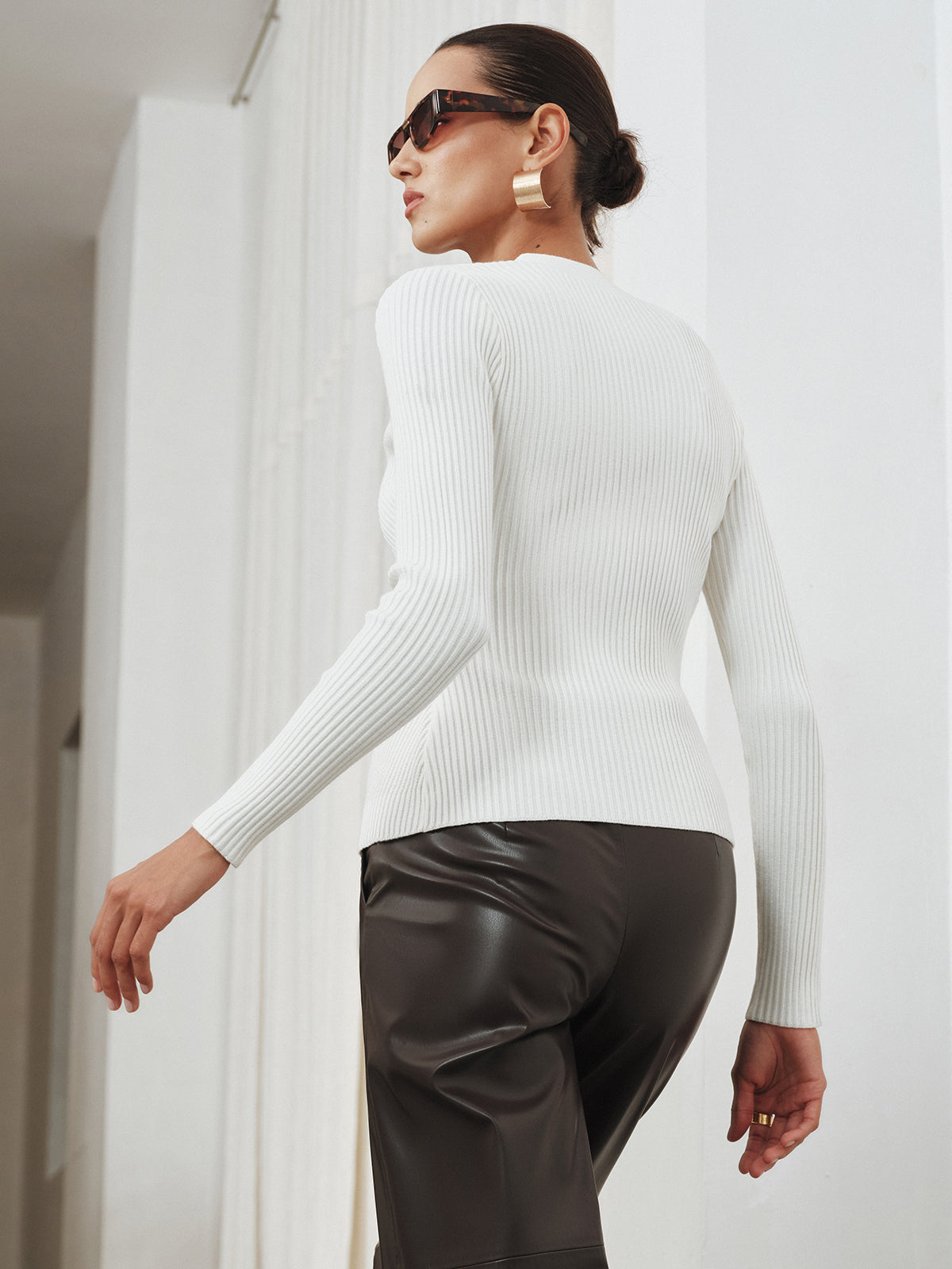 Geripptes Stricktop mit V-Ausschnitt