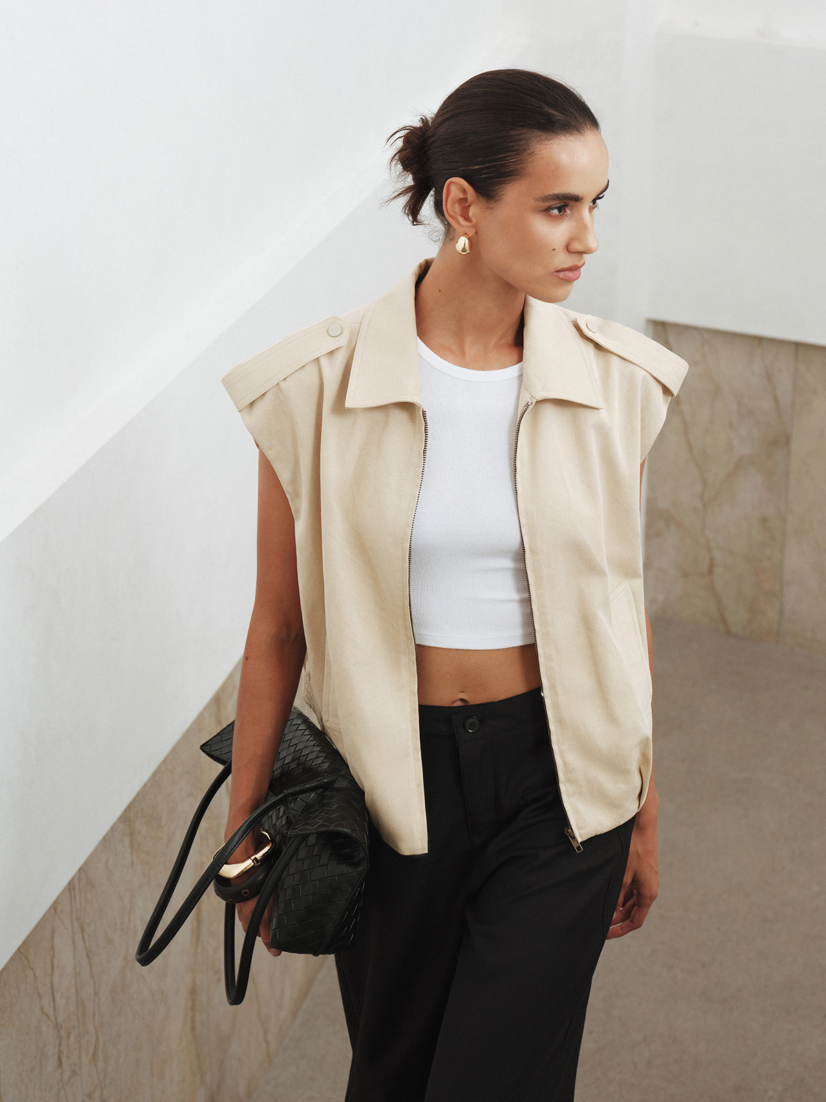 Weste mit Kragen, kurzen Ärmeln und Reißverschluss