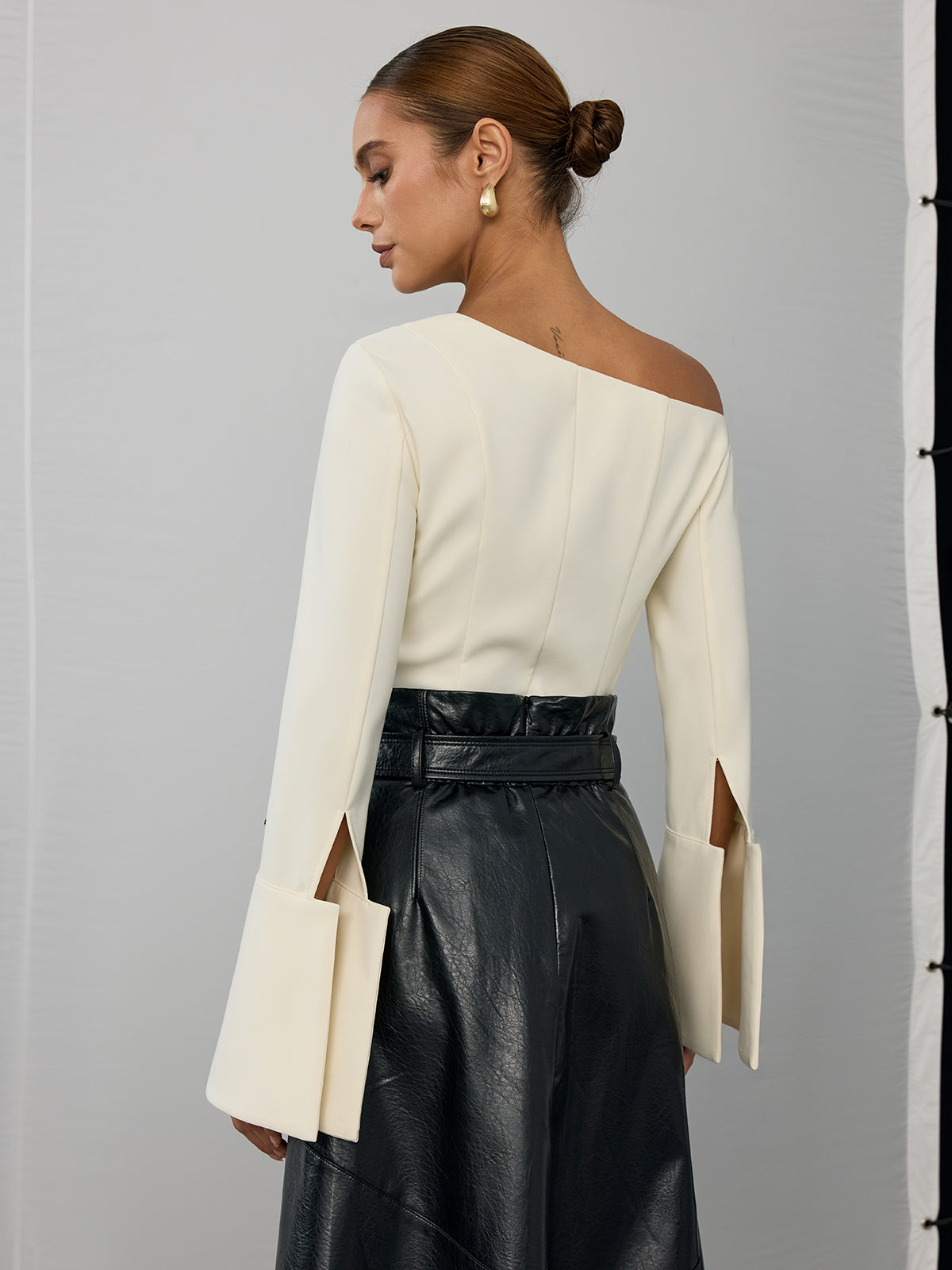 Asymmetrisches Off-Shoulder Oberteil mit Glockenärmeln
