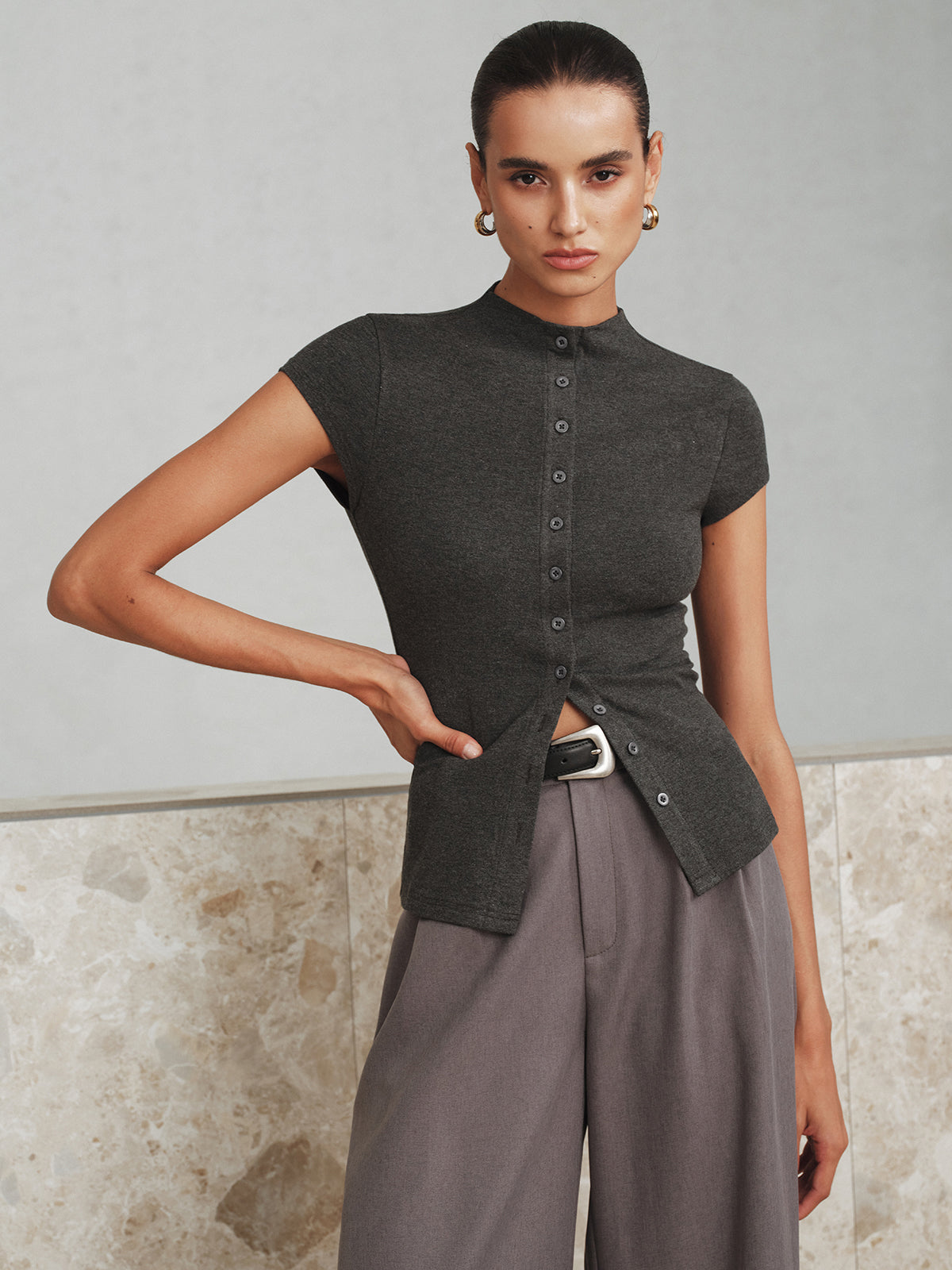 T-shirt à col montant et manches courtes boutonné