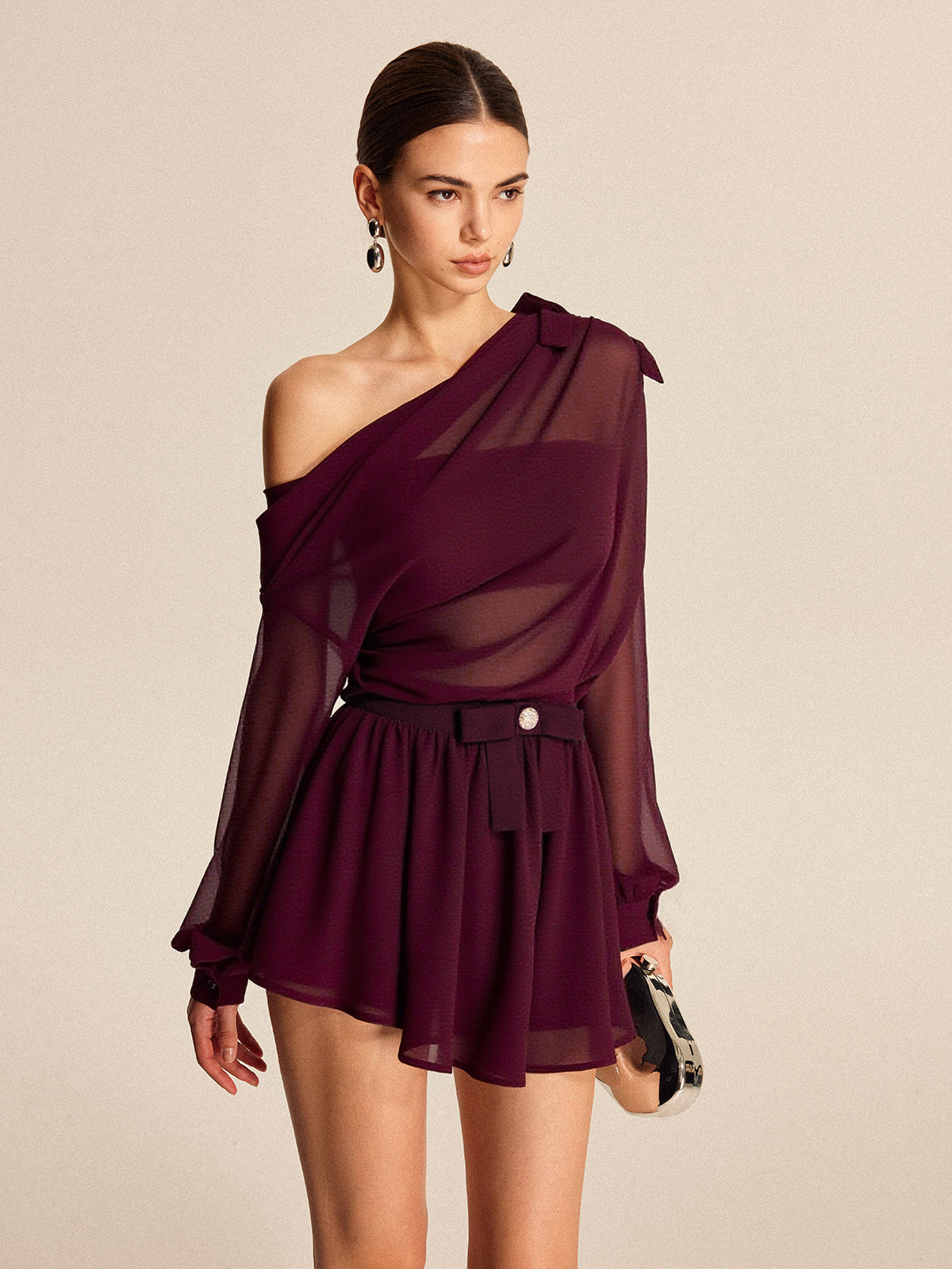 Ensemble jupe asymétrique en mousseline semi-transparente avec détail nœud sur une épaule