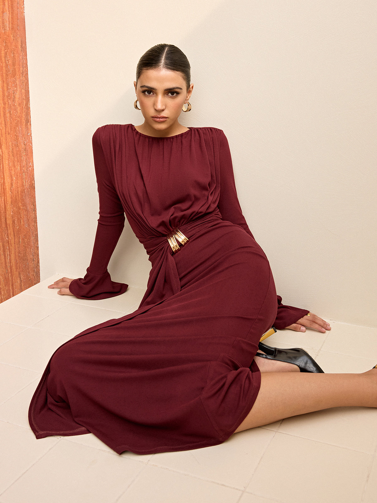 Langärmeliges drapiertes Maxikleid