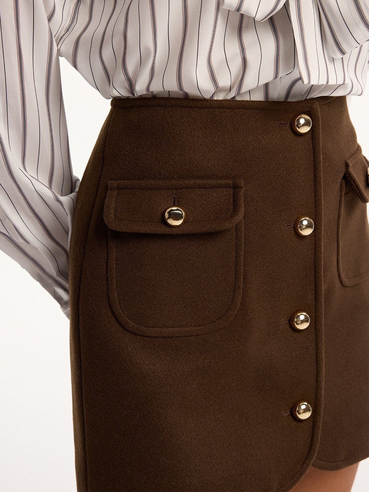 Minirock aus Tweed mit Metallknopf-Dekor und Taschen