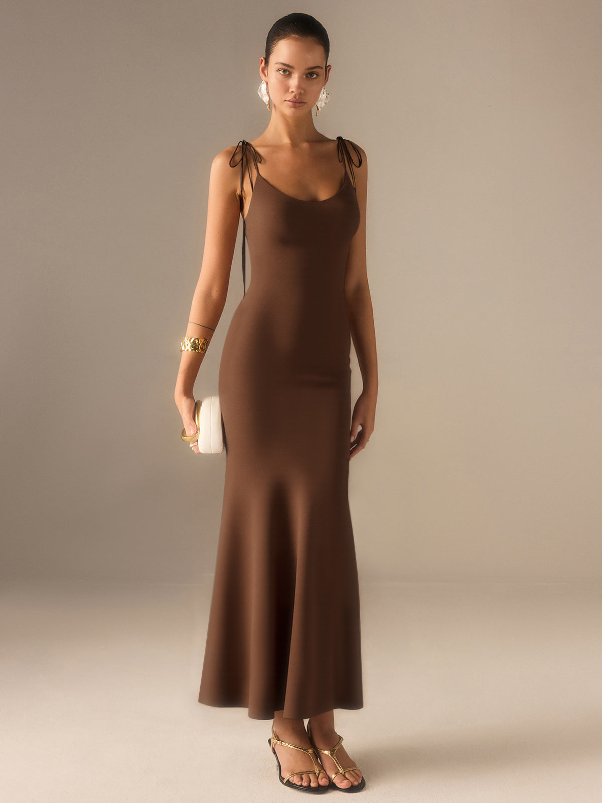 Robe longue à fines bretelles en satin avec dos noué par un nœud