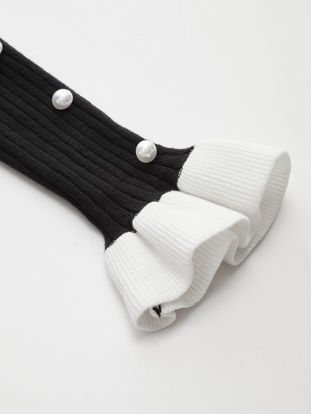 Midi-Strickkleid mit Rüschenkragen in Kontrastfarbe