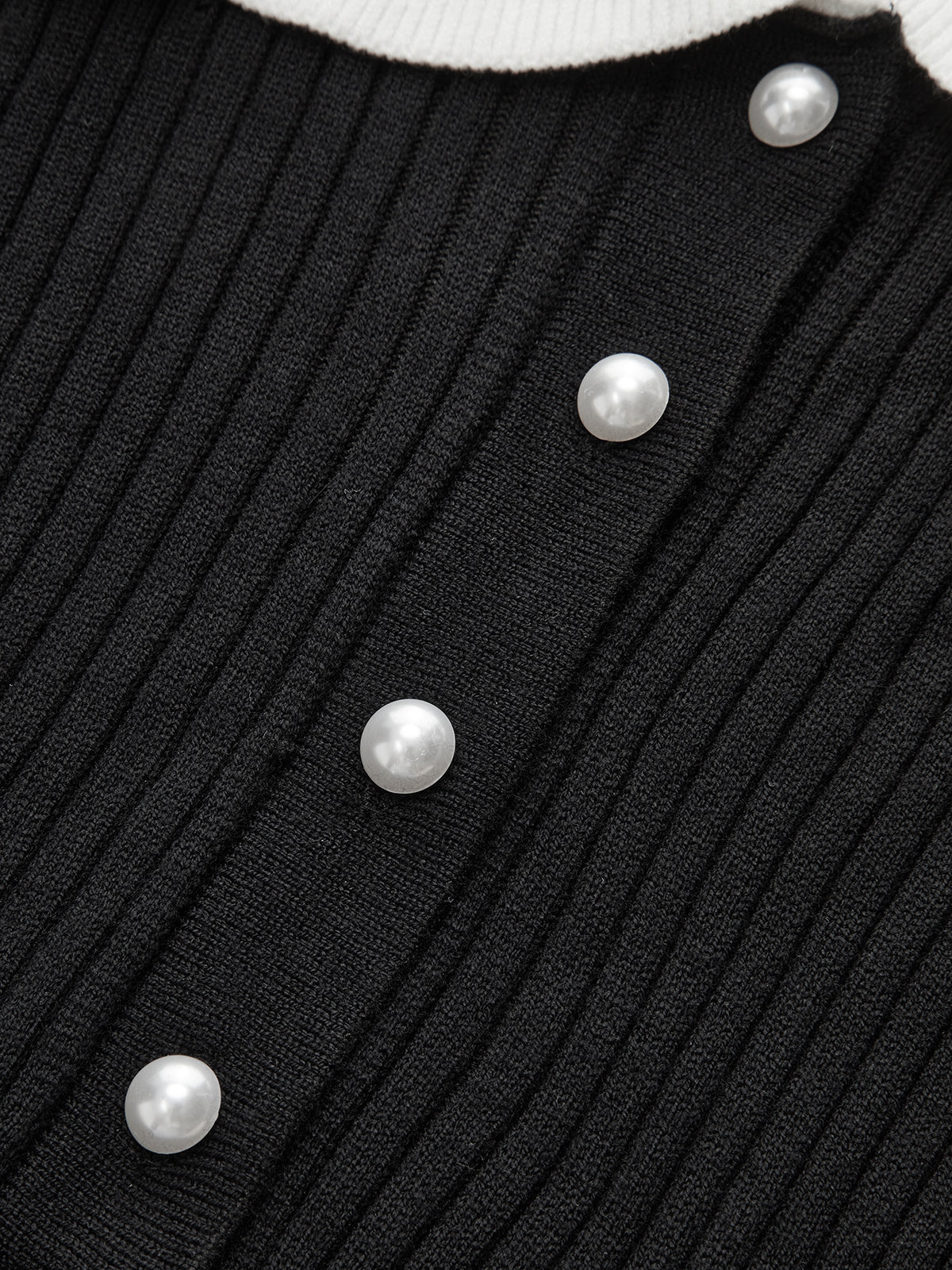Midi-Strickkleid mit Rüschenkragen in Kontrastfarbe
