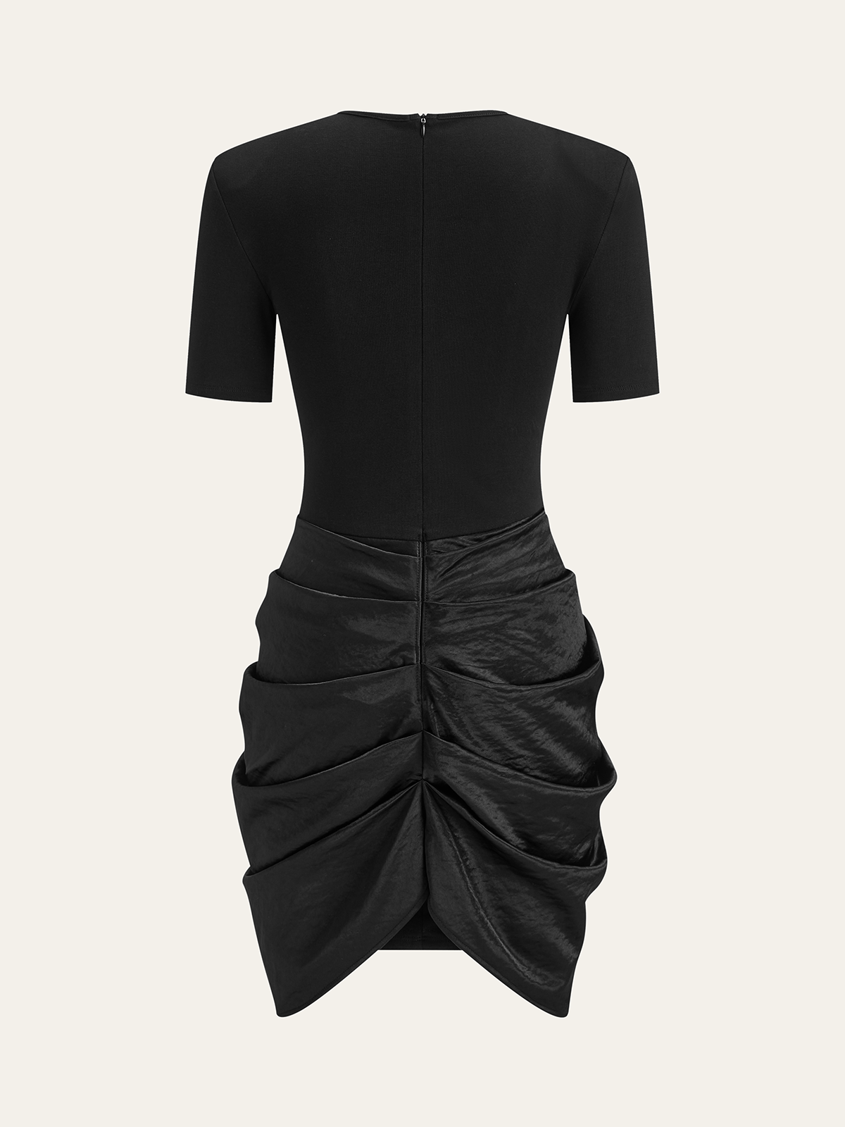 Kurzärmeliges Kleid mit Raffungen und Metallschnalle