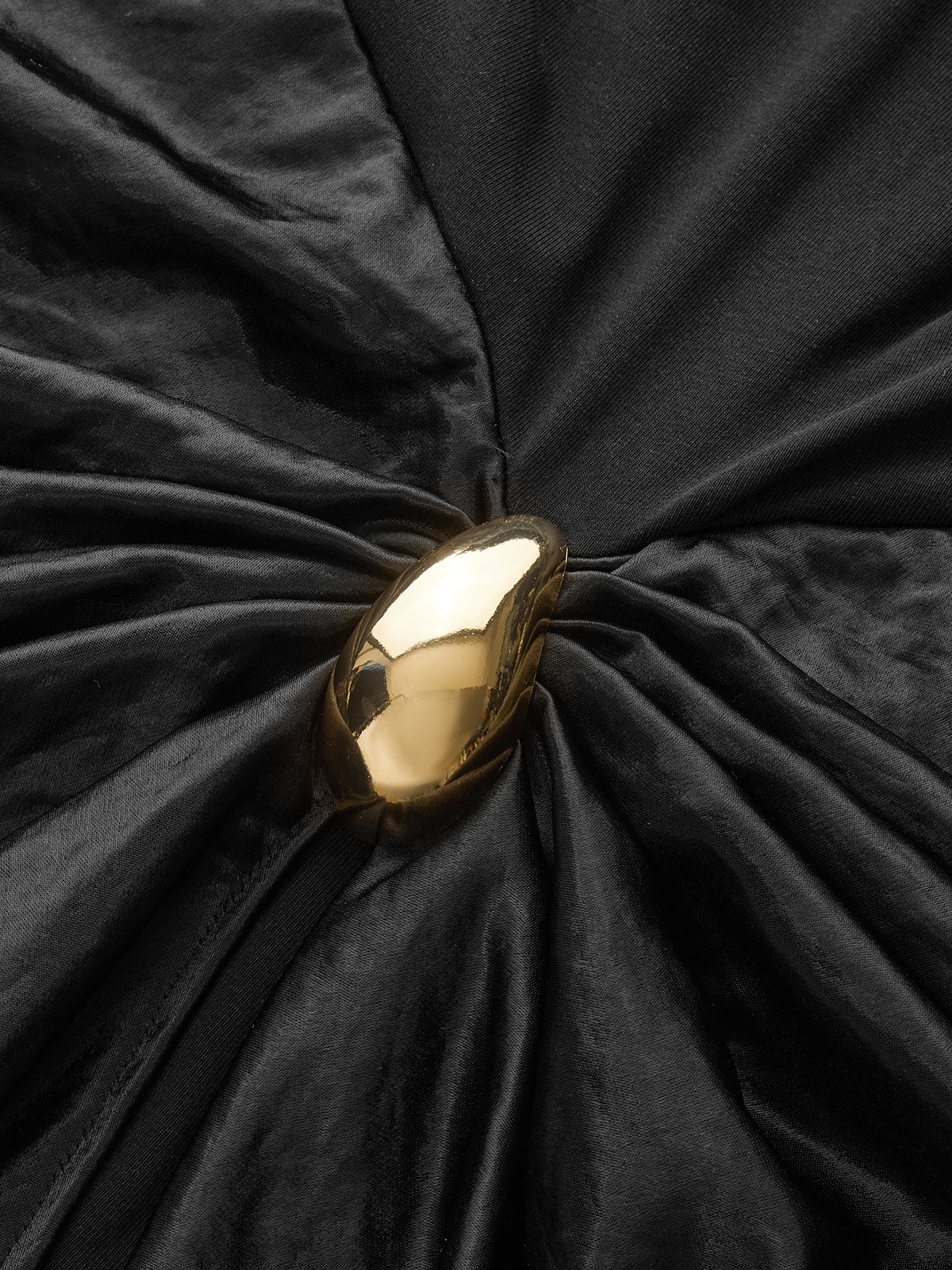 Kurzärmeliges Kleid mit Raffungen und Metallschnalle