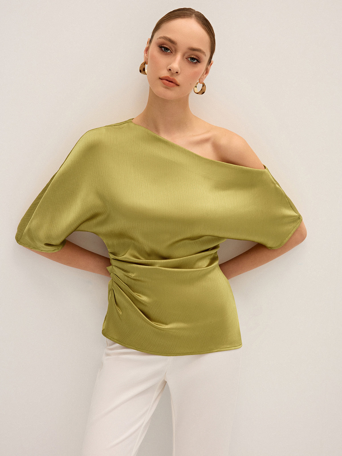 Haut drapé asymétrique en satin