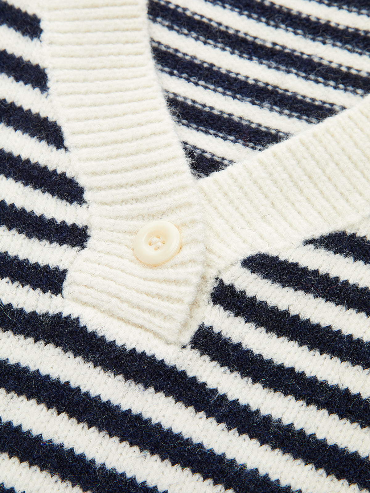 Gestreifter V-Ausschnitt-Pullover aus Wollmischung mit Knöpfen