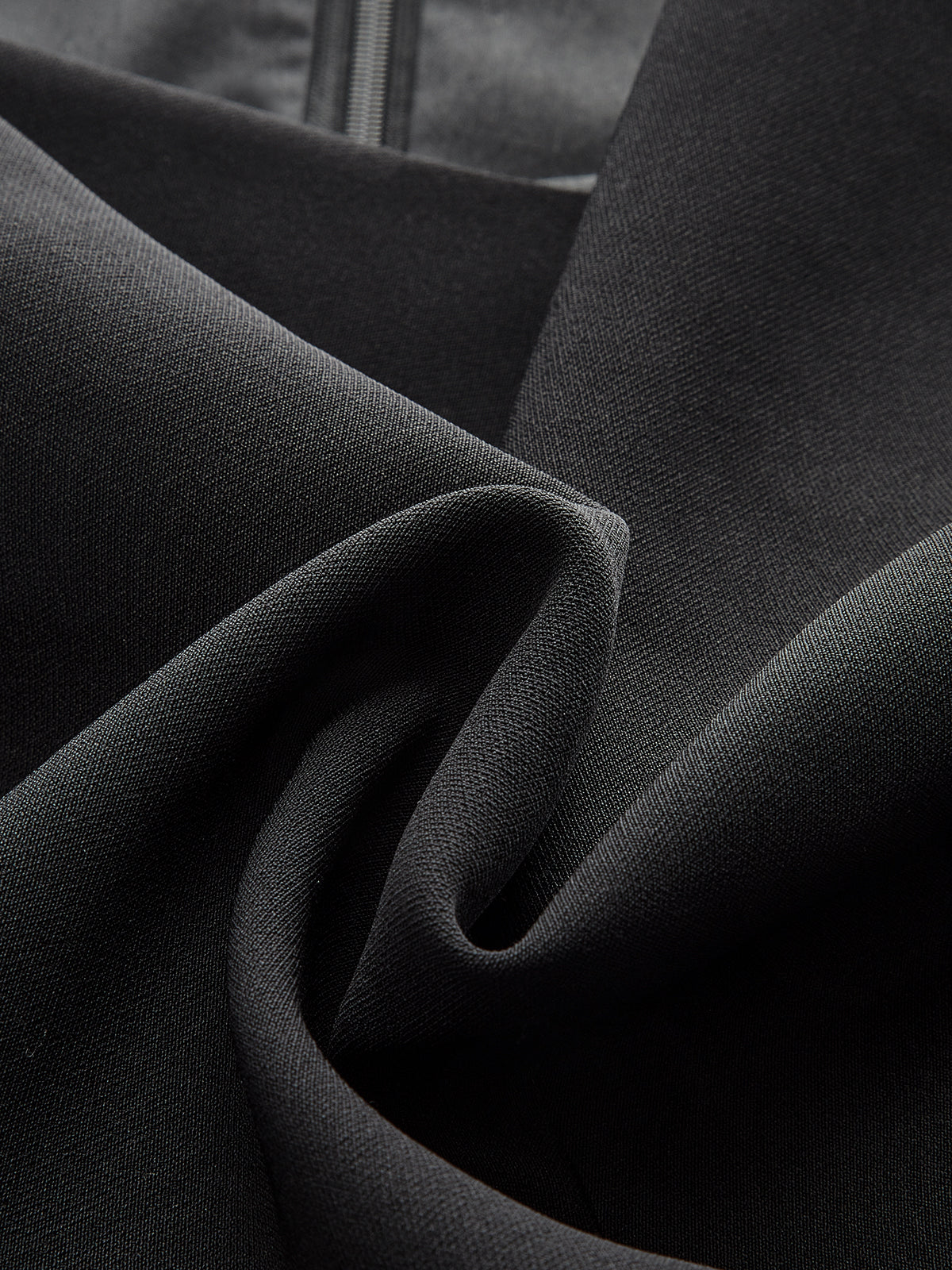 Langärmeliges, farblich abgesetztes Faltenkleid