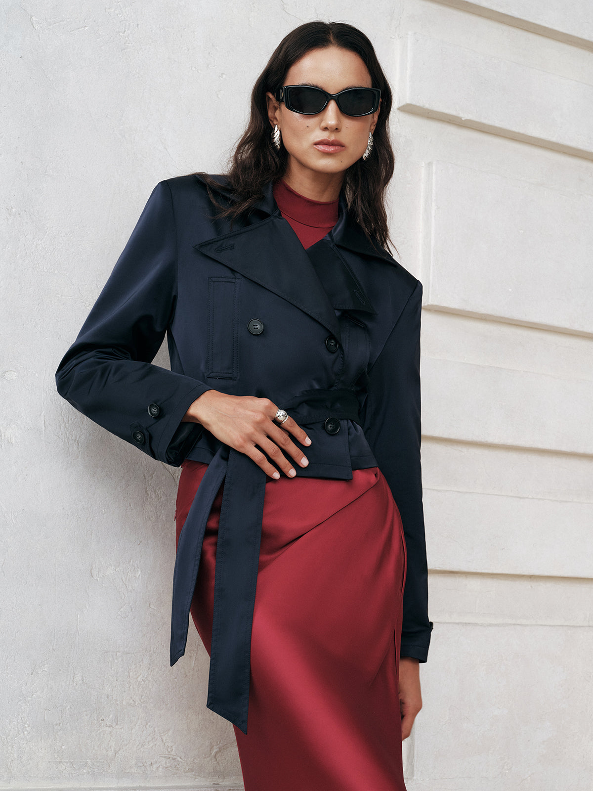 Trench-coat court croisé ceinturé