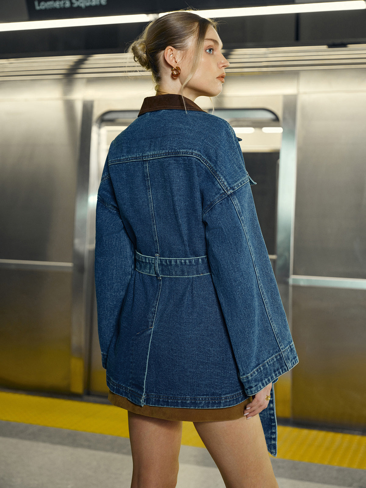 Jeansjacke mit Revers und Gürtel