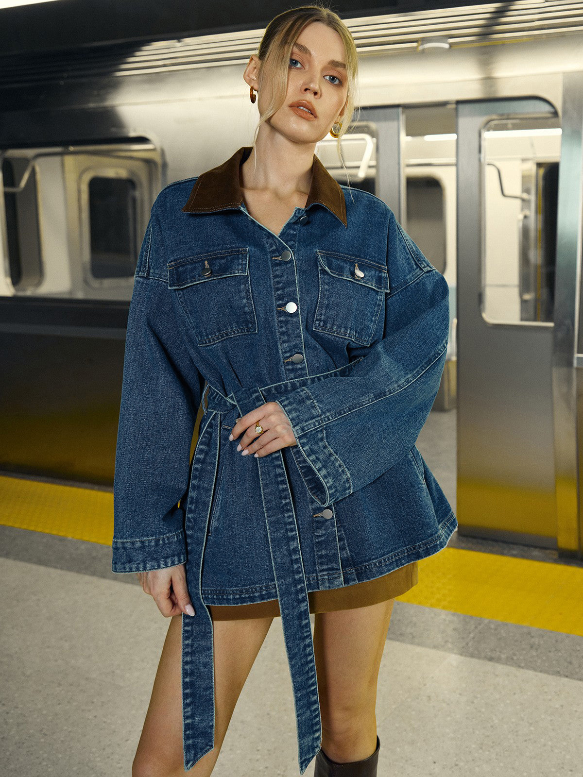 Jeansjacke mit Revers und Gürtel
