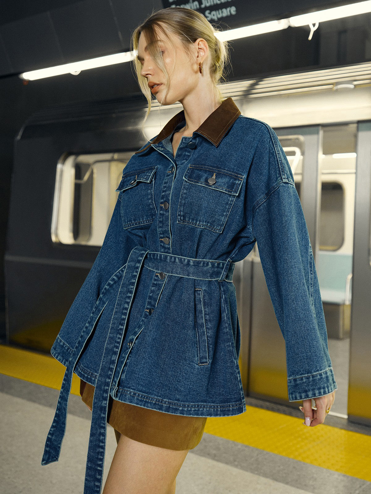 Jeansjacke mit Revers und Gürtel