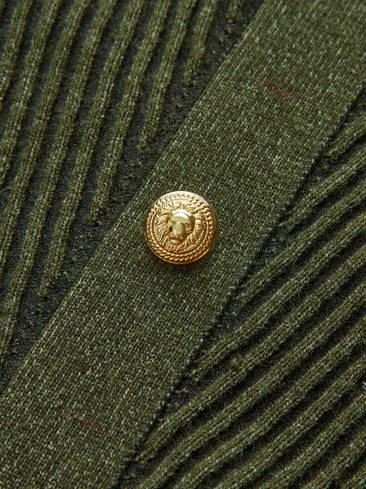 Ärmelloses texturiertes, geknöpftes figurbetontes Strickkleid