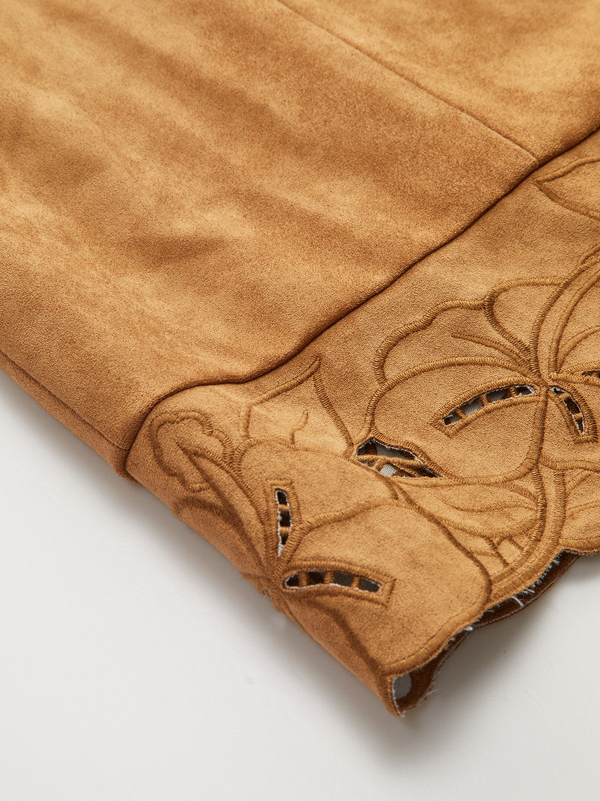 Ärmelloses Minikleid aus Wildlederimitat mit Blumenstickerei