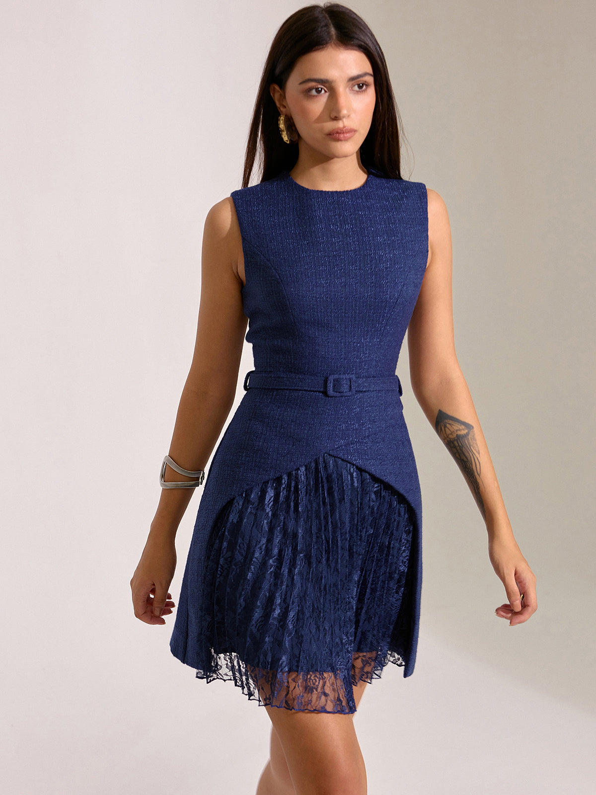 Mini-robe plissée en dentelle avec ceinture