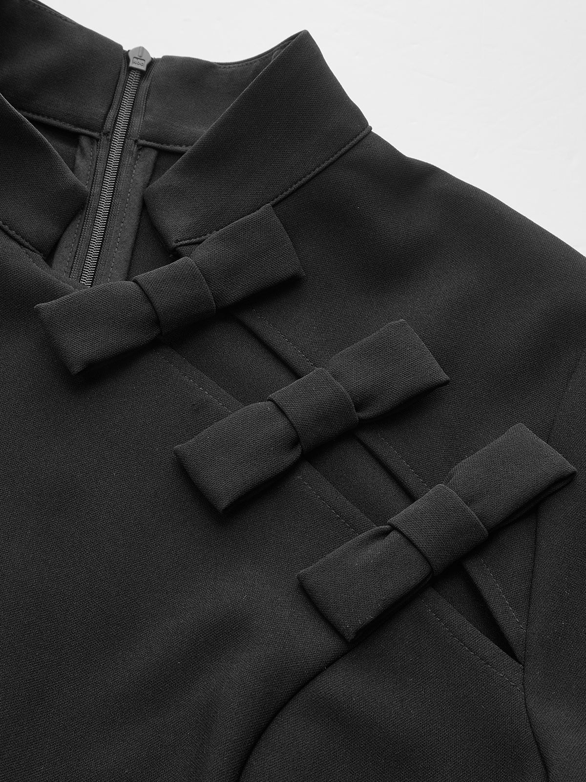 Kleid mit Schleifenausschnitt, Stehkragen und kurzen Ärmeln