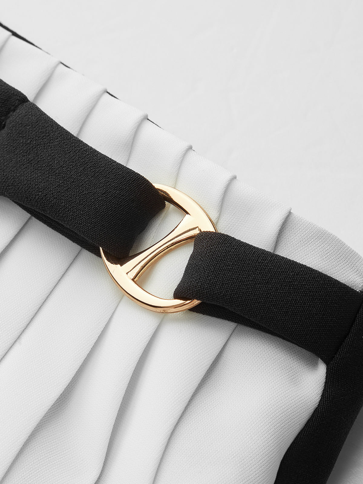 Minirock mit Farbblock-Falten, Ziertaschen