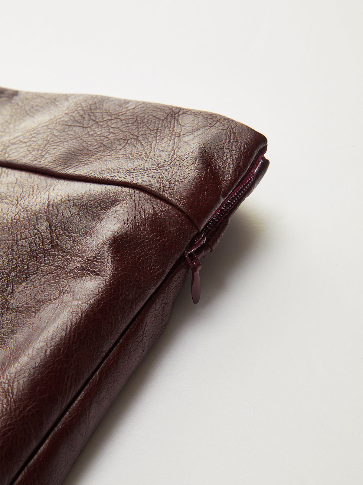 Asymmetrischer Minirock aus PU-Leder mit Metalldetail