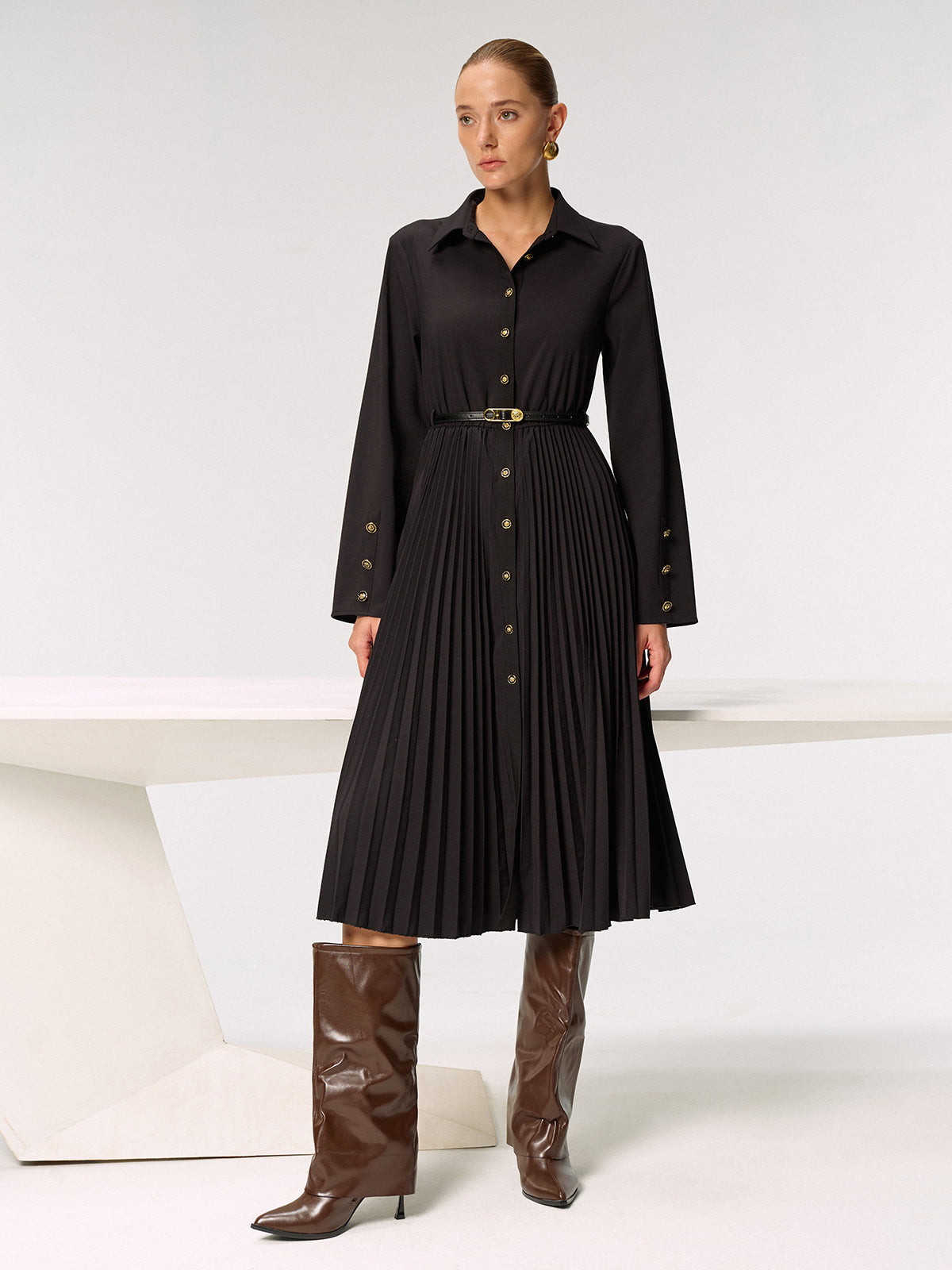 Plissiertes Hemdblusenkleid mit Gürtel und Metallknöpfen