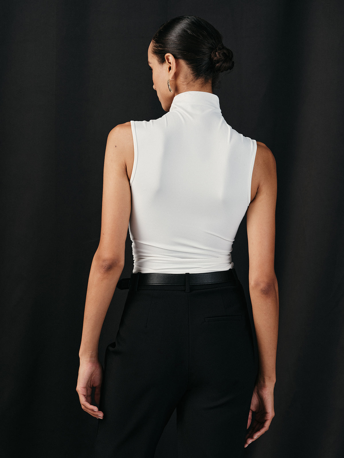 Gerüschtes, figurbetontes Tanktop mit überkreuztem Ausschnitt