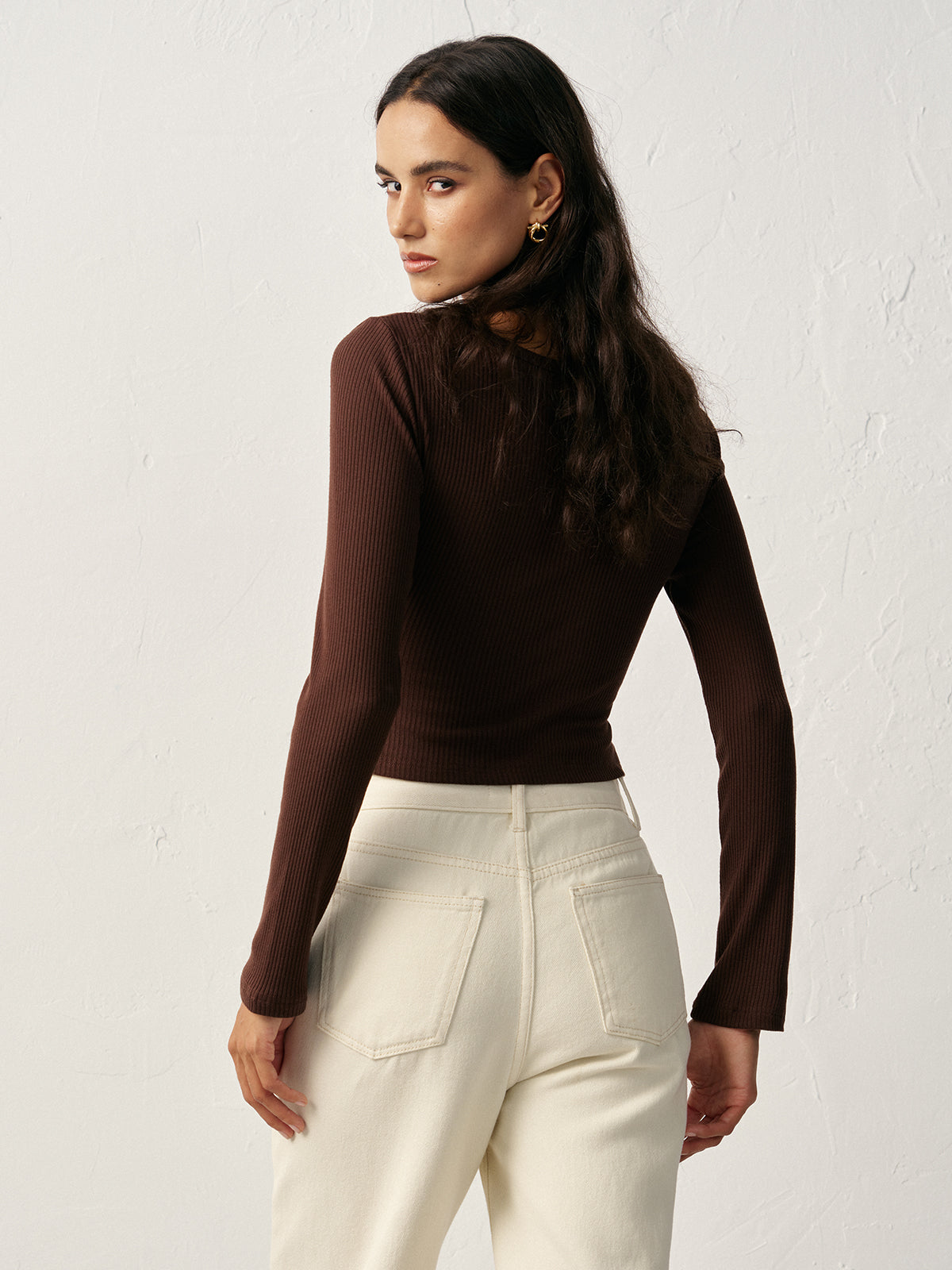 Asymmetrisches geripptes T-Shirt mit Knopfdetail