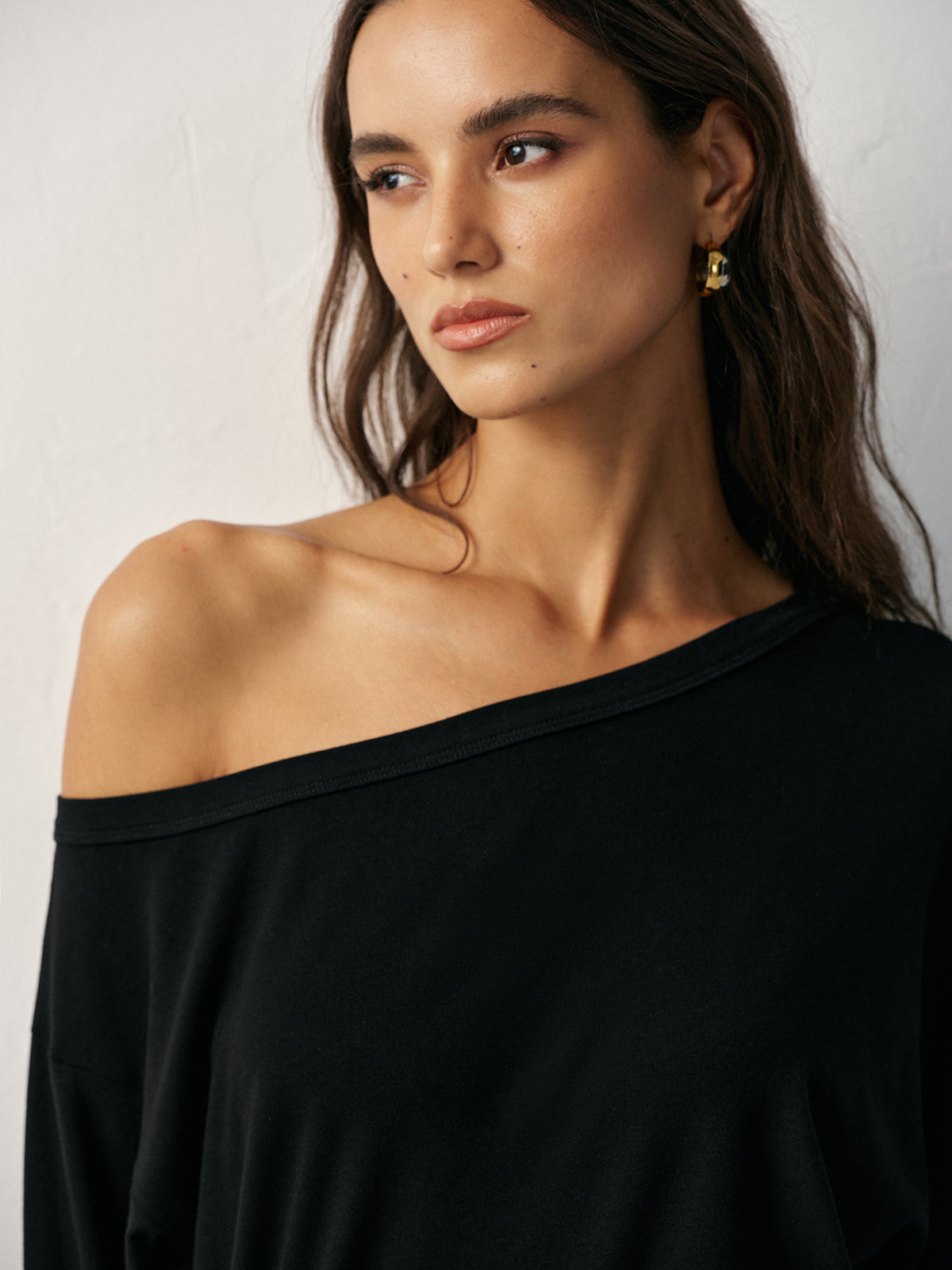 T-shirt à manches longues et épaules dénudées