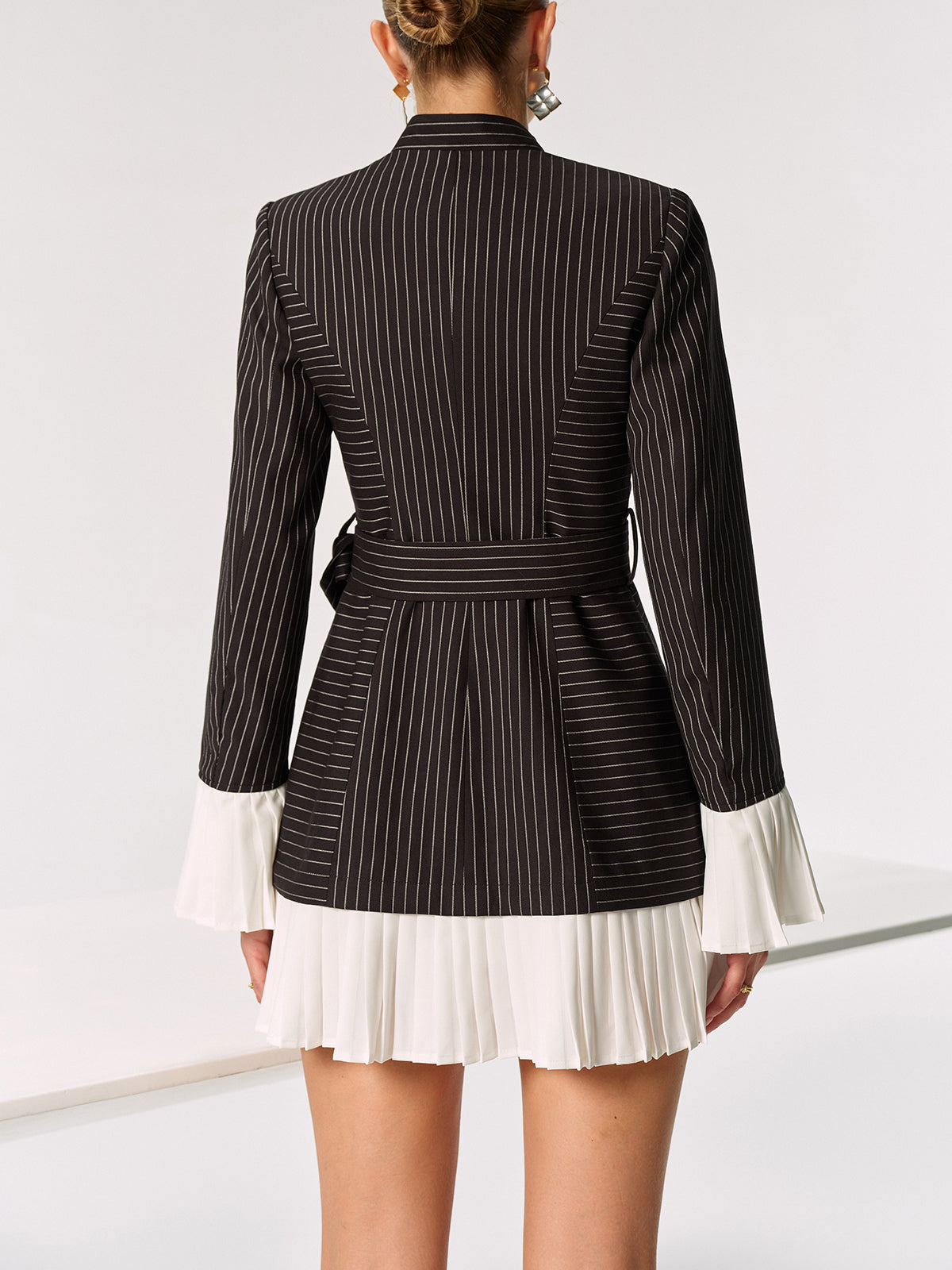 Gestreiftes Blazer-Kleid mit plissiertem Kontrast-Einsatz und Gürtel