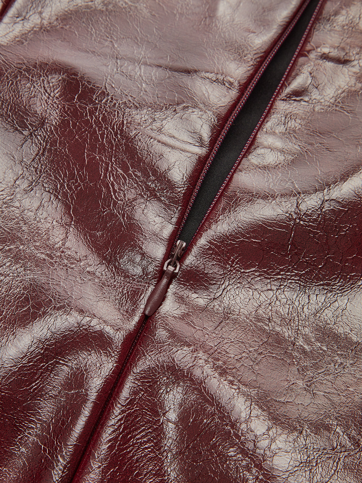 Trägerloses asymmetrisches Kunstlederkleid