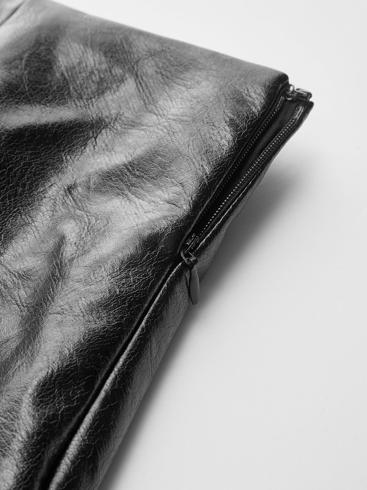 Minirock aus Kunstleder mit Metallschnalle und asymmetrischem Saum