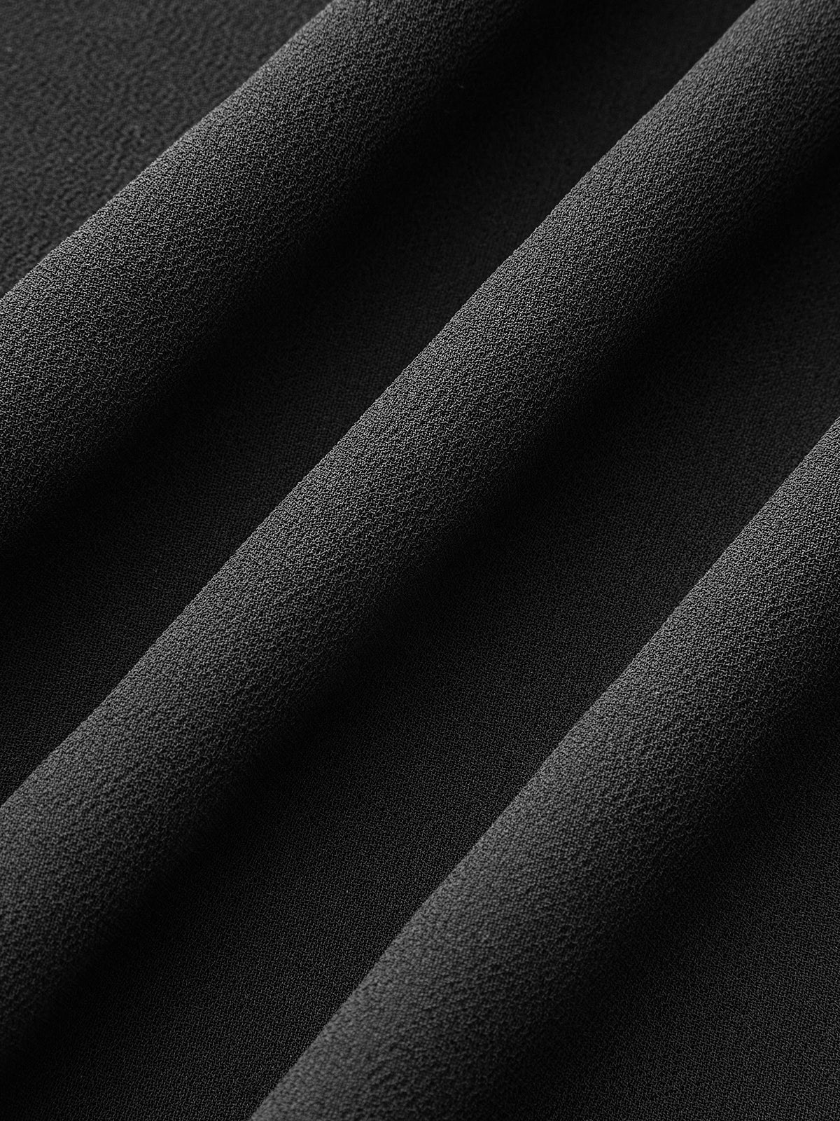 Robe à col montant, manches longues et boutonnière latérale fendue sur le côté