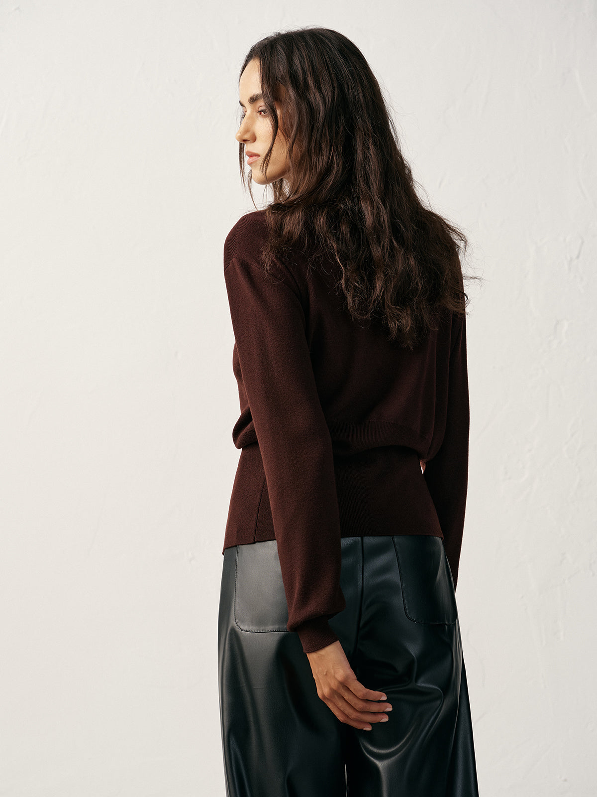 Pull en maille mélangée de laine à col en V et détail métallique